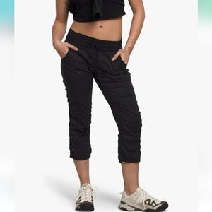 NWOT! TNF Aphrodite 2.0 Capris - S